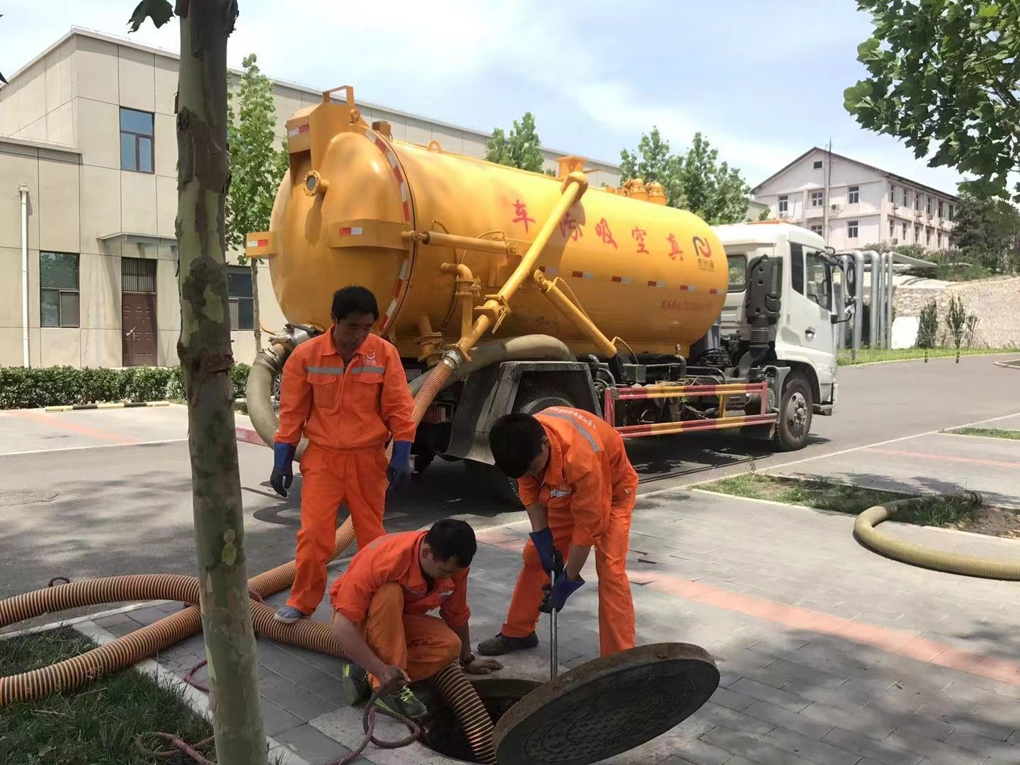 江西管道疏通车停在窨井附近